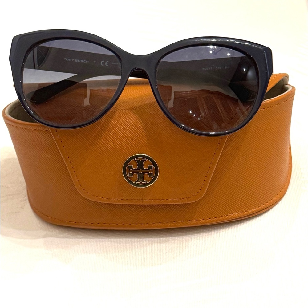 Tory Burch Black Cat-Eye Sunglasses with Elegant Detailing